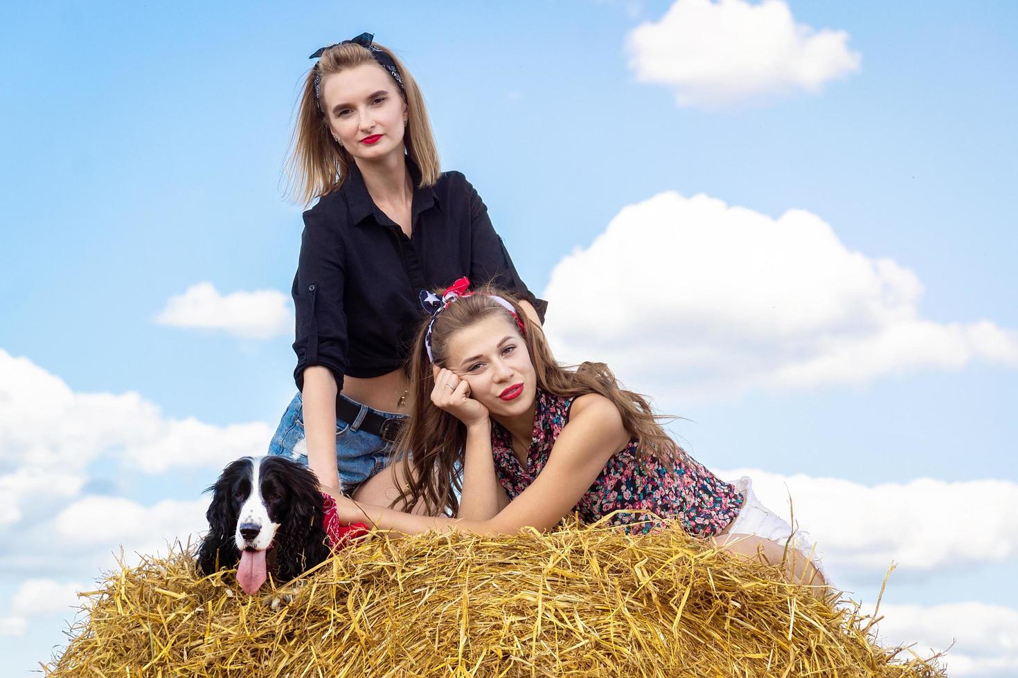 dos chicas con perros foto