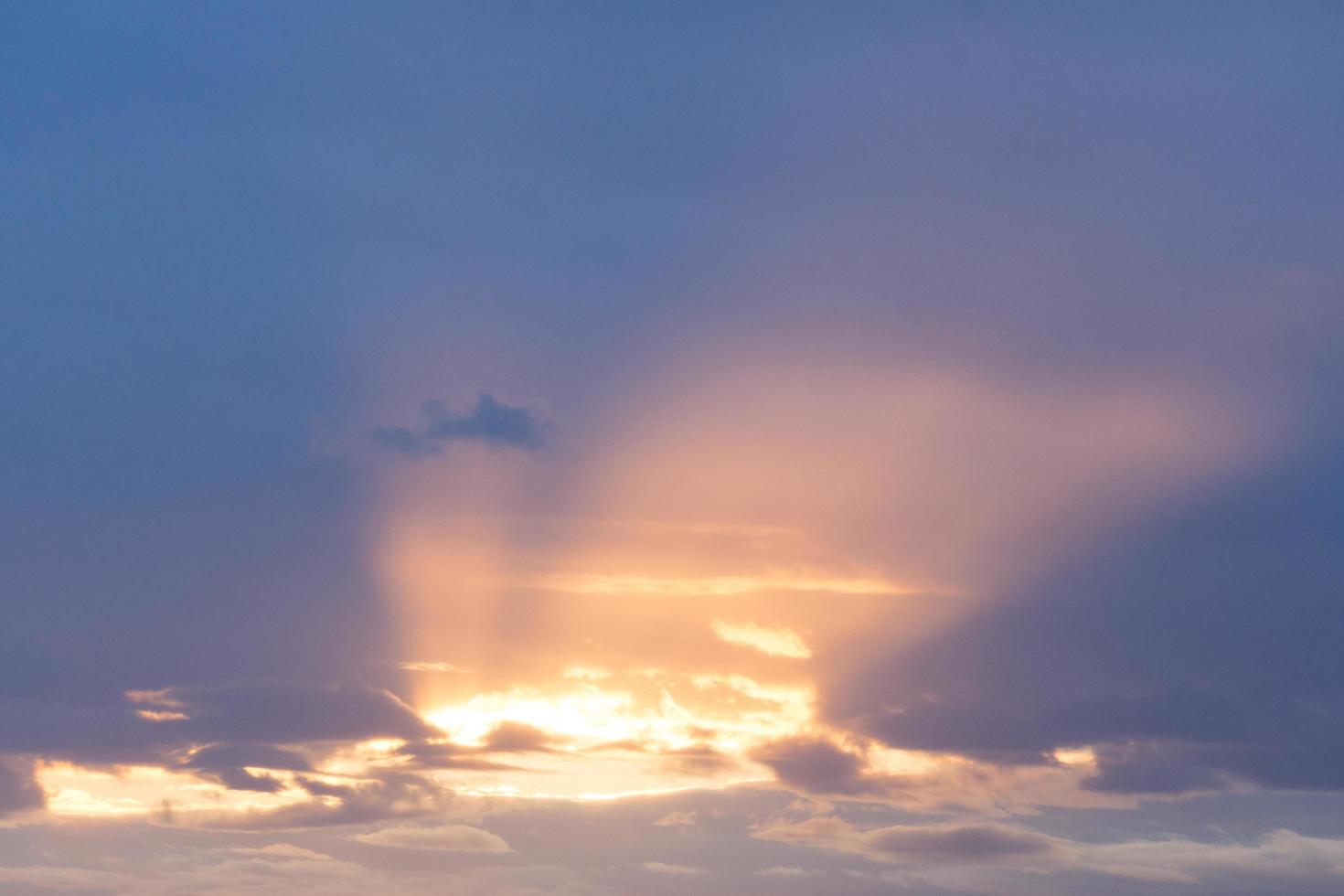 puesta de sol en el cielo foto