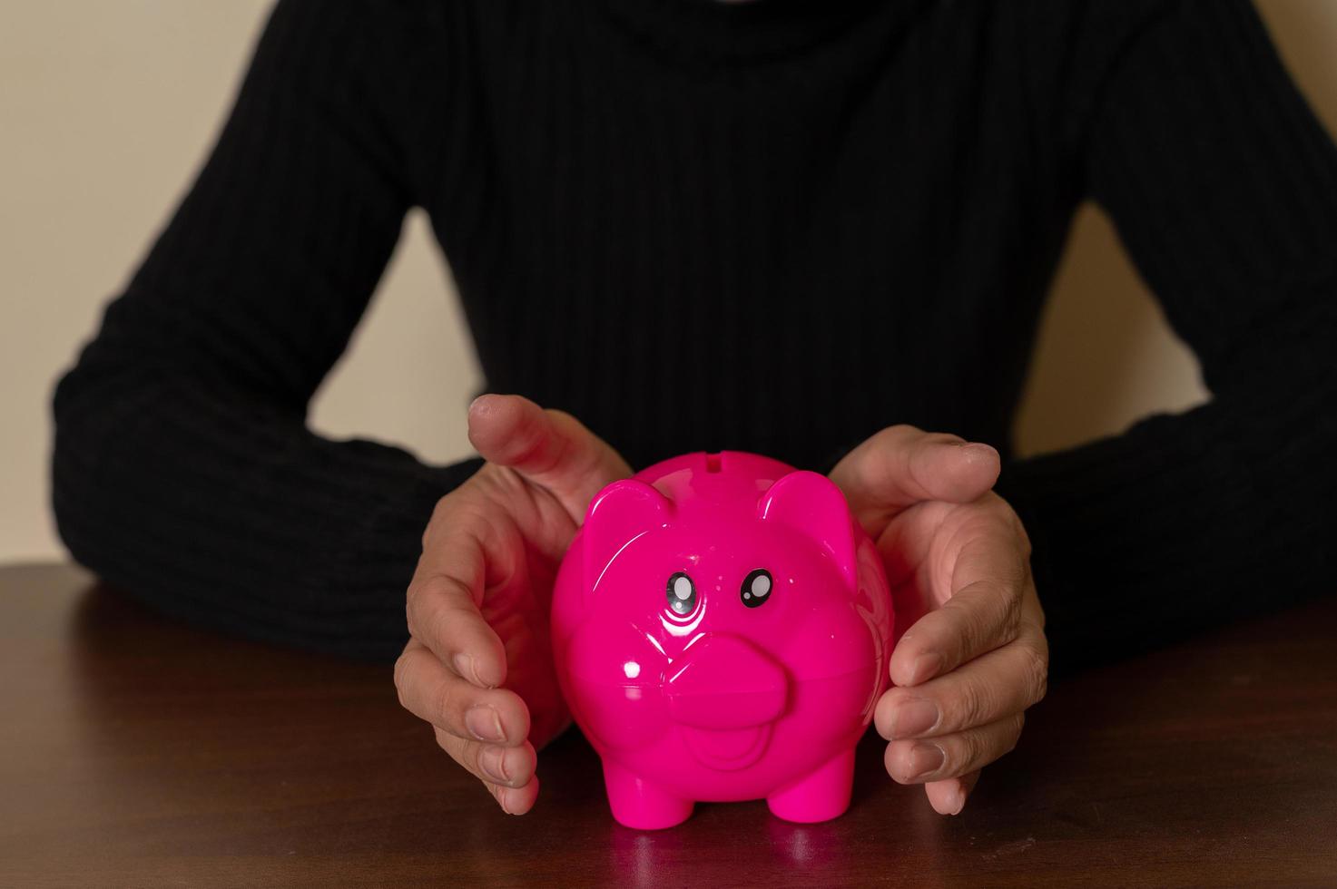 mujer asiática feliz ahorrando dinero concepto. foto