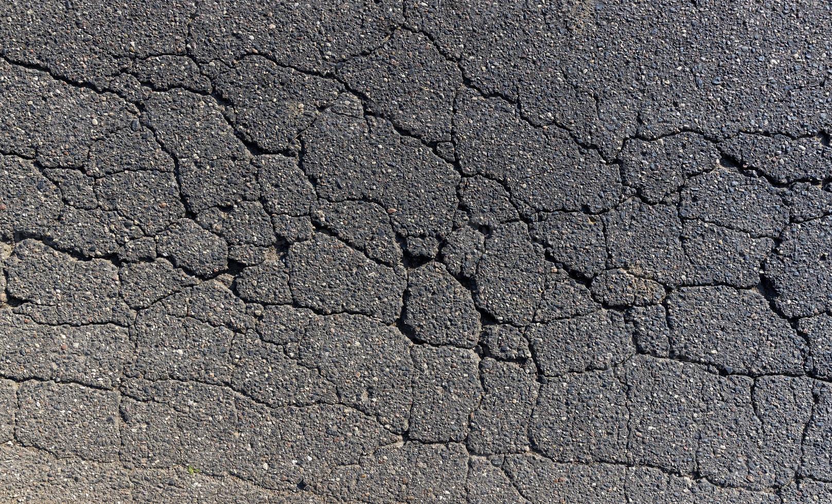 una carretera dañada peligrosa para el tráfico foto