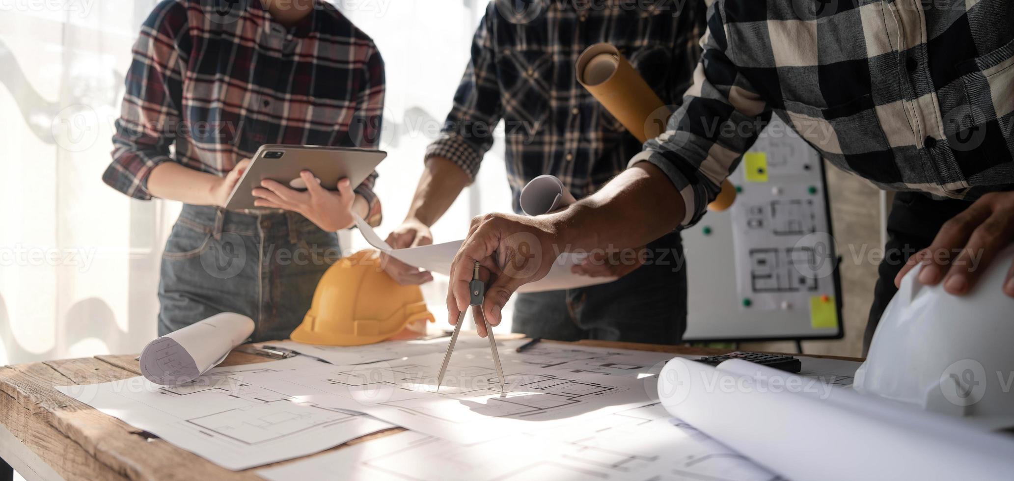 equipo de ingenieros y arquitectos que trabajan se unen para construir proyectos exitosos. concepto de trabajo en equipo. foto