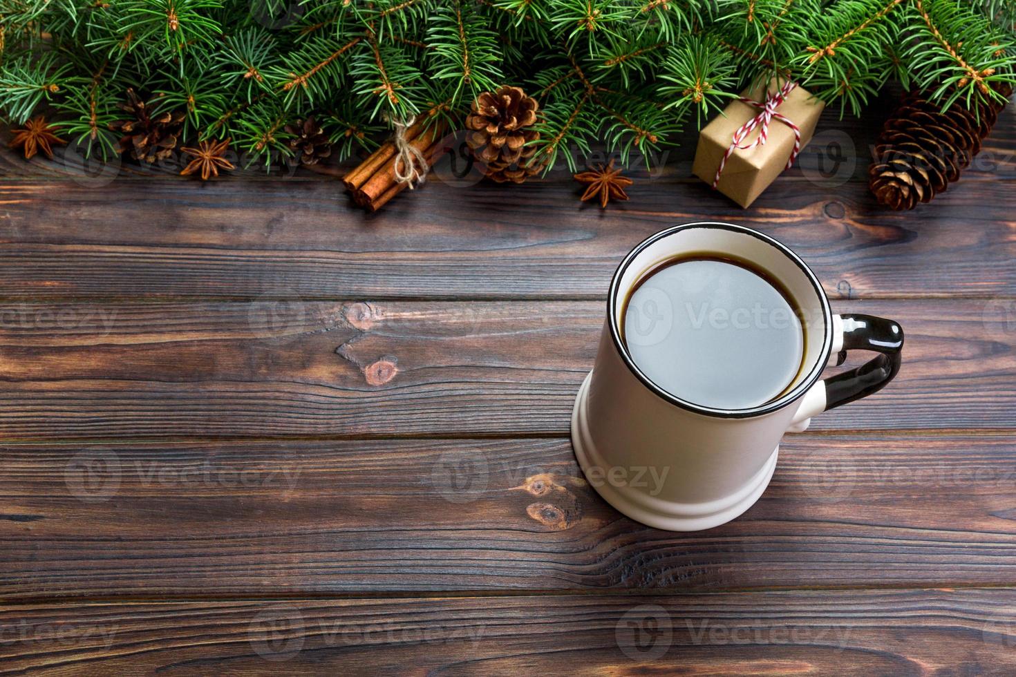 taza de café sobre fondo de navidad de madera negra. vista superior, espacio de copia foto