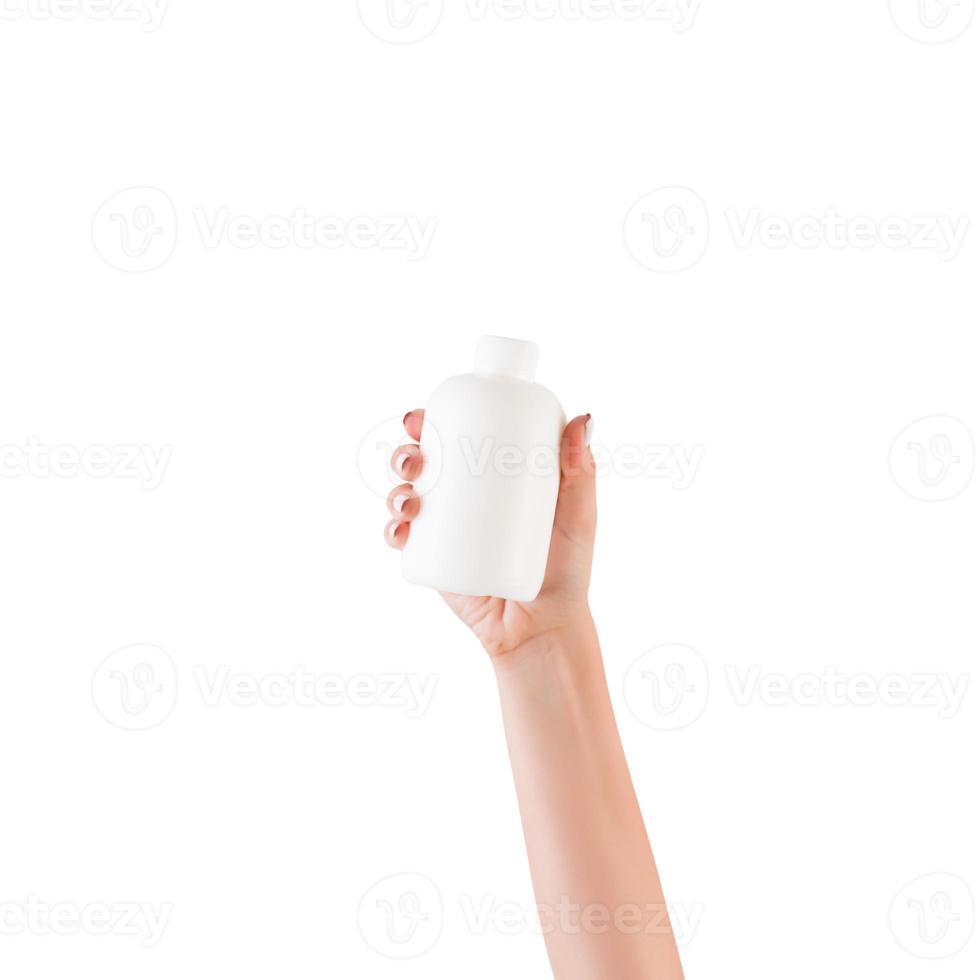 mano femenina sosteniendo una botella de crema de loción aislada. Chica dar tubo productos cosméticos sobre fondo blanco. foto