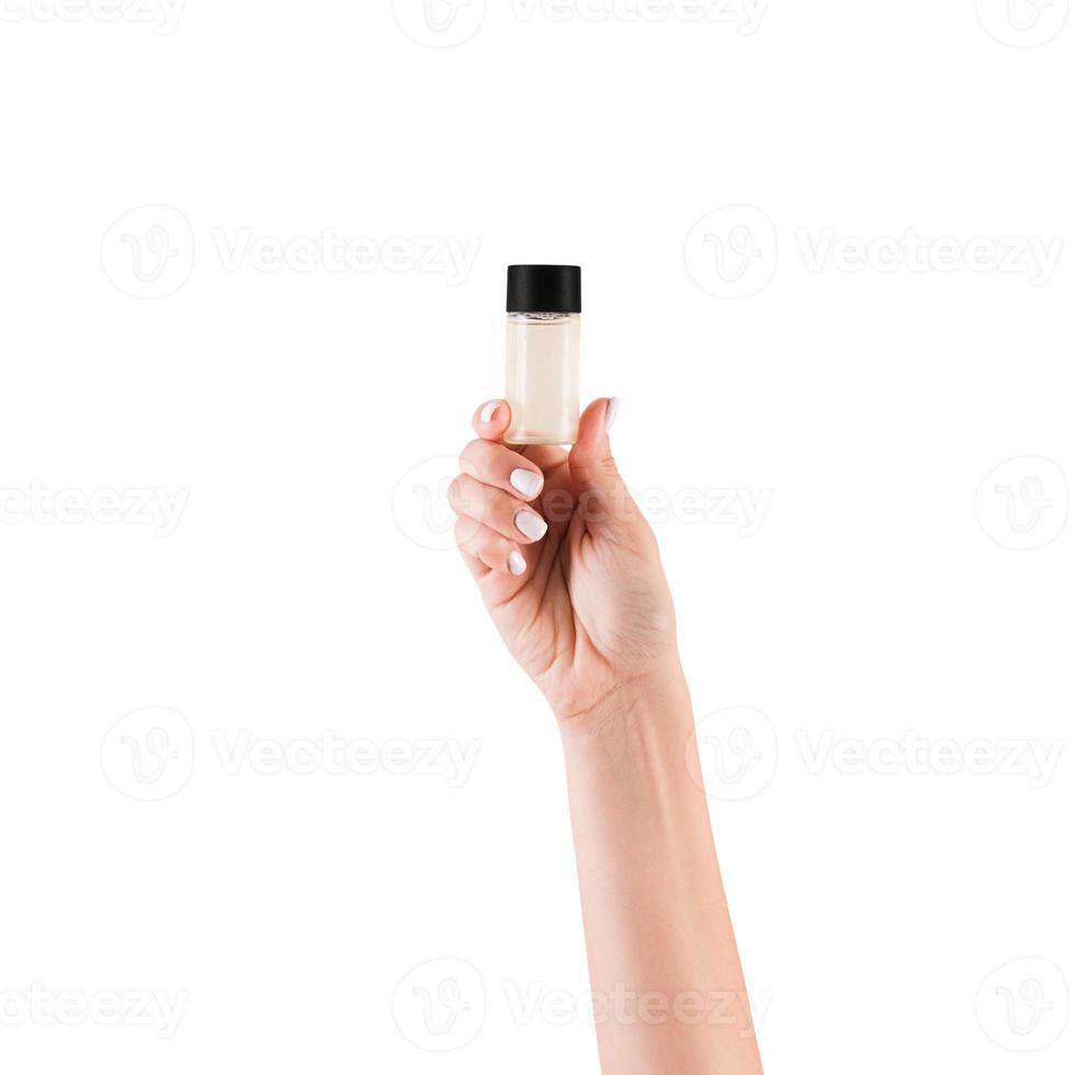 mano femenina sosteniendo una botella de crema de loción aislada. Chica dar productos cosméticos jar sobre fondo blanco. foto