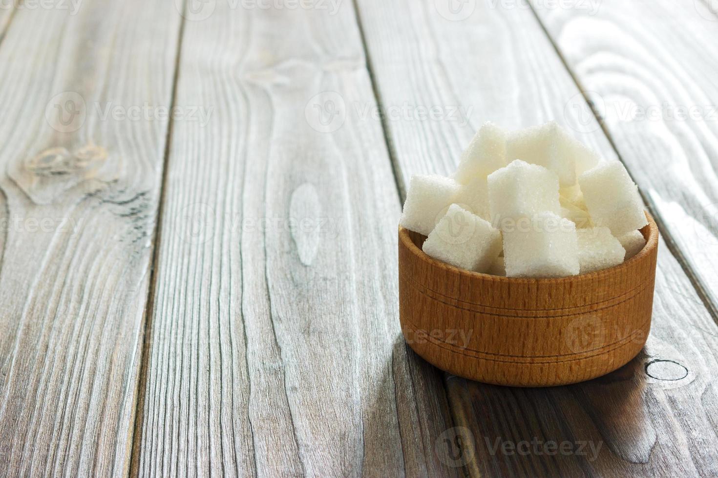 azúcar blanco en tazones sobre fondo de madera. enfoque selectivo, horizontales foto