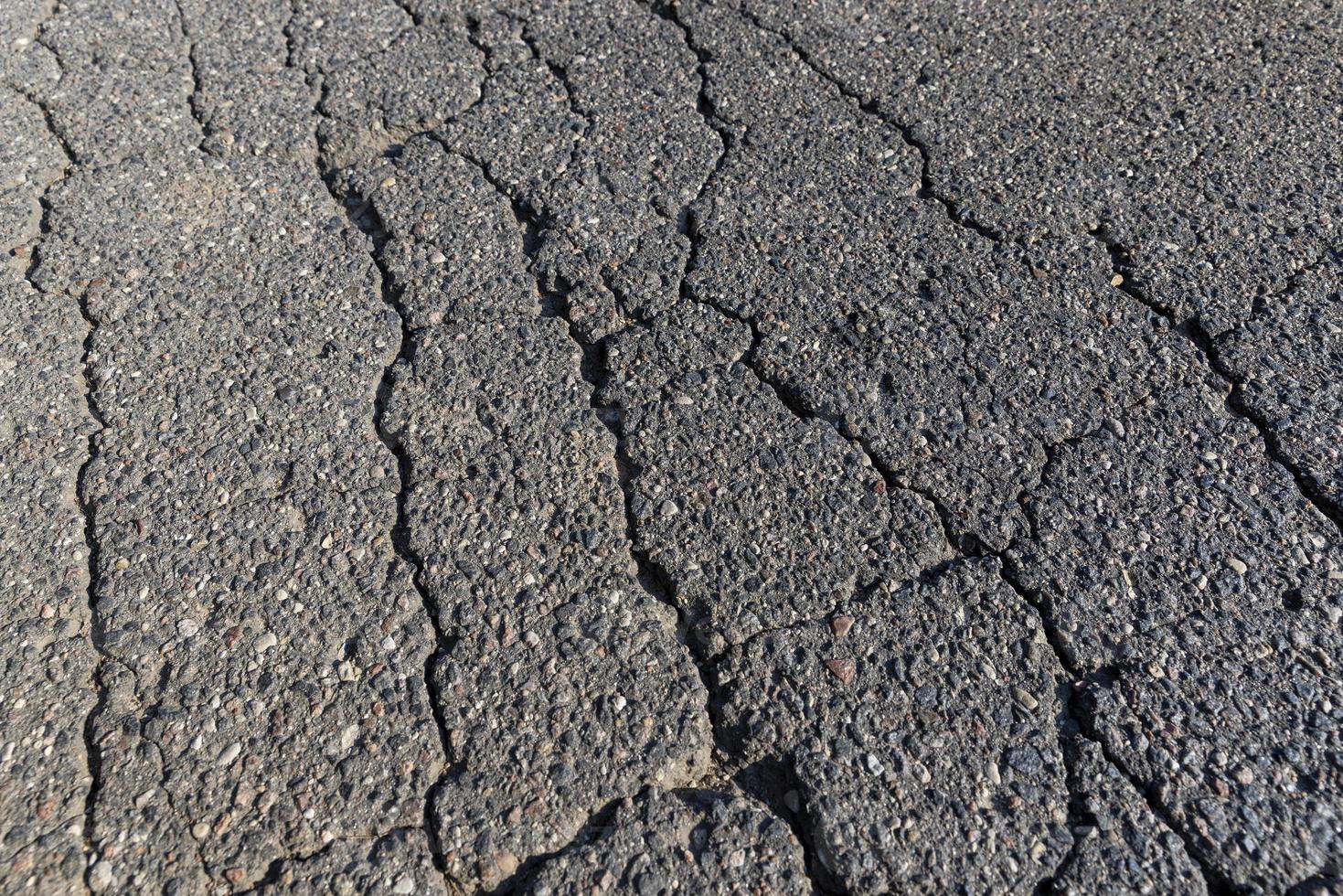 una carretera dañada peligrosa para el tráfico foto