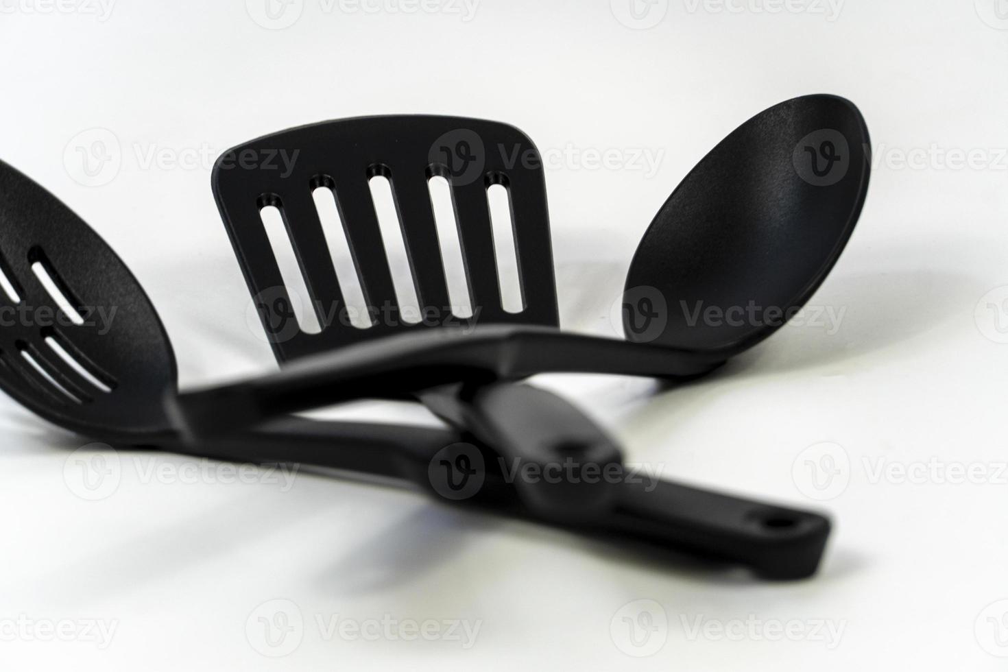 utensilios de cocina de plástico negro aislados en blanco. trazado de recorte incluido. México foto