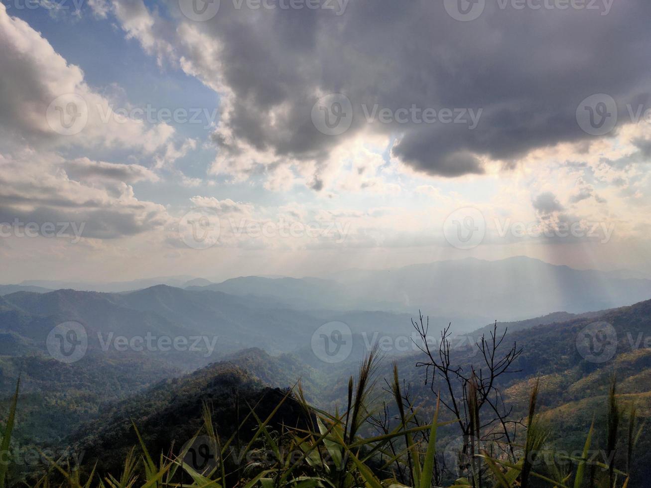 Valle de montaña durante el amanecer. paisaje natural de verano foto