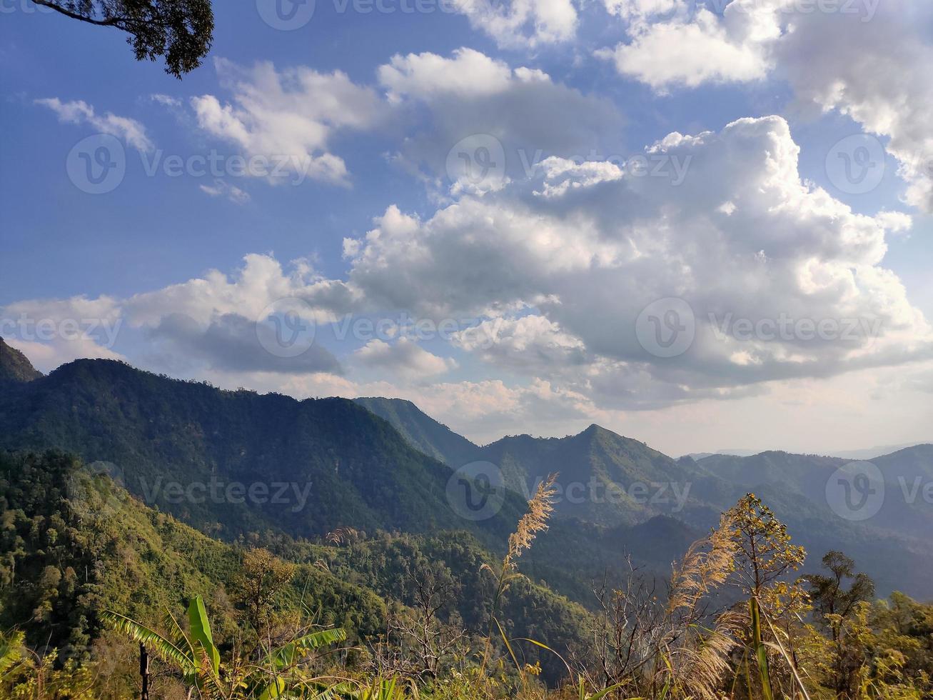 Valle de montaña durante el amanecer. paisaje natural de verano foto