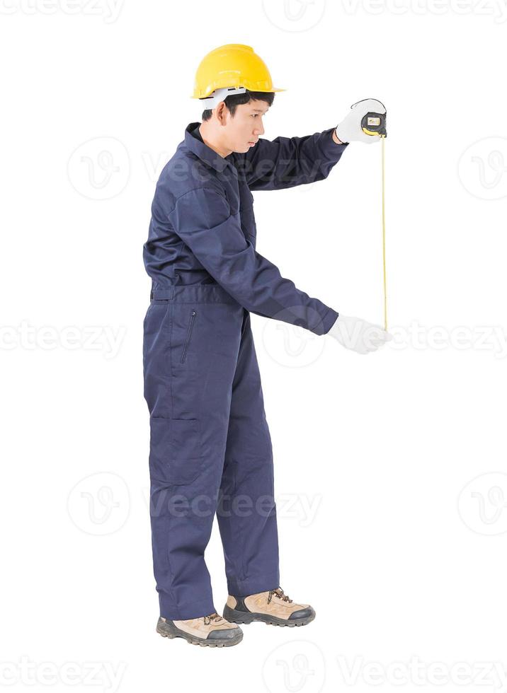 joven trabajador en uniforme con cinta métrica en blanco foto