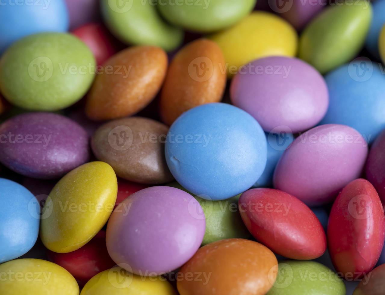 bombones multicolores con relleno de chocolate foto