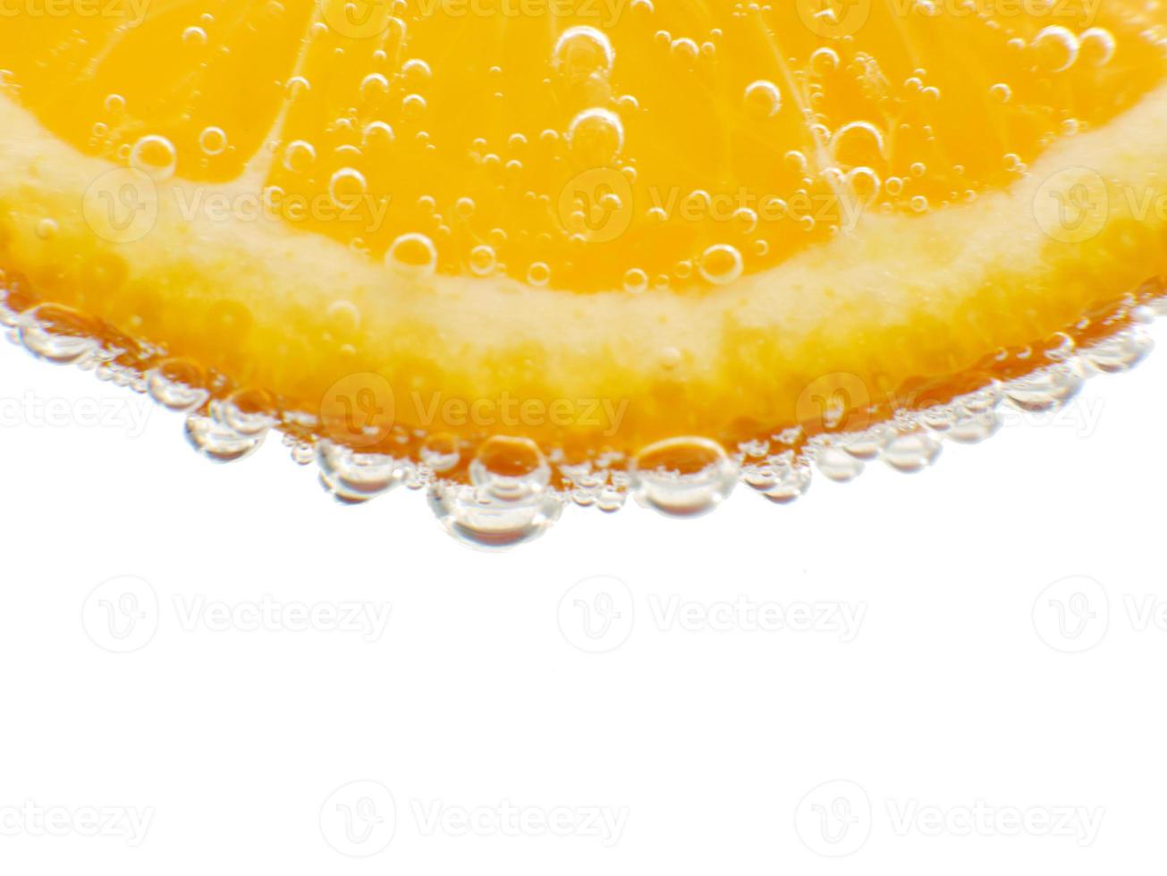 primer plano naranja en agua con gas fondo blanco foto