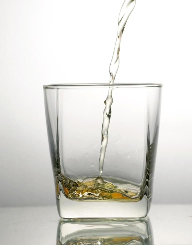 verter whisky en un vaso foto