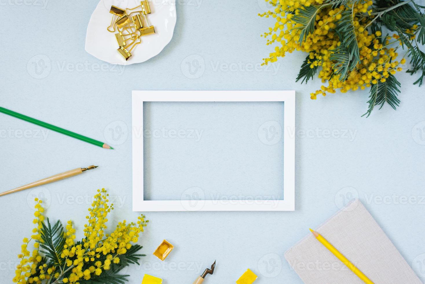 papel en blanco, pluma de tinta, acuarela amarilla, marco de texto de flores de mimosa. copie el lugar para la inscripción de la boda o la tarjeta de felicitación. copie el espacio para un calígrafo, artista o blogger foto