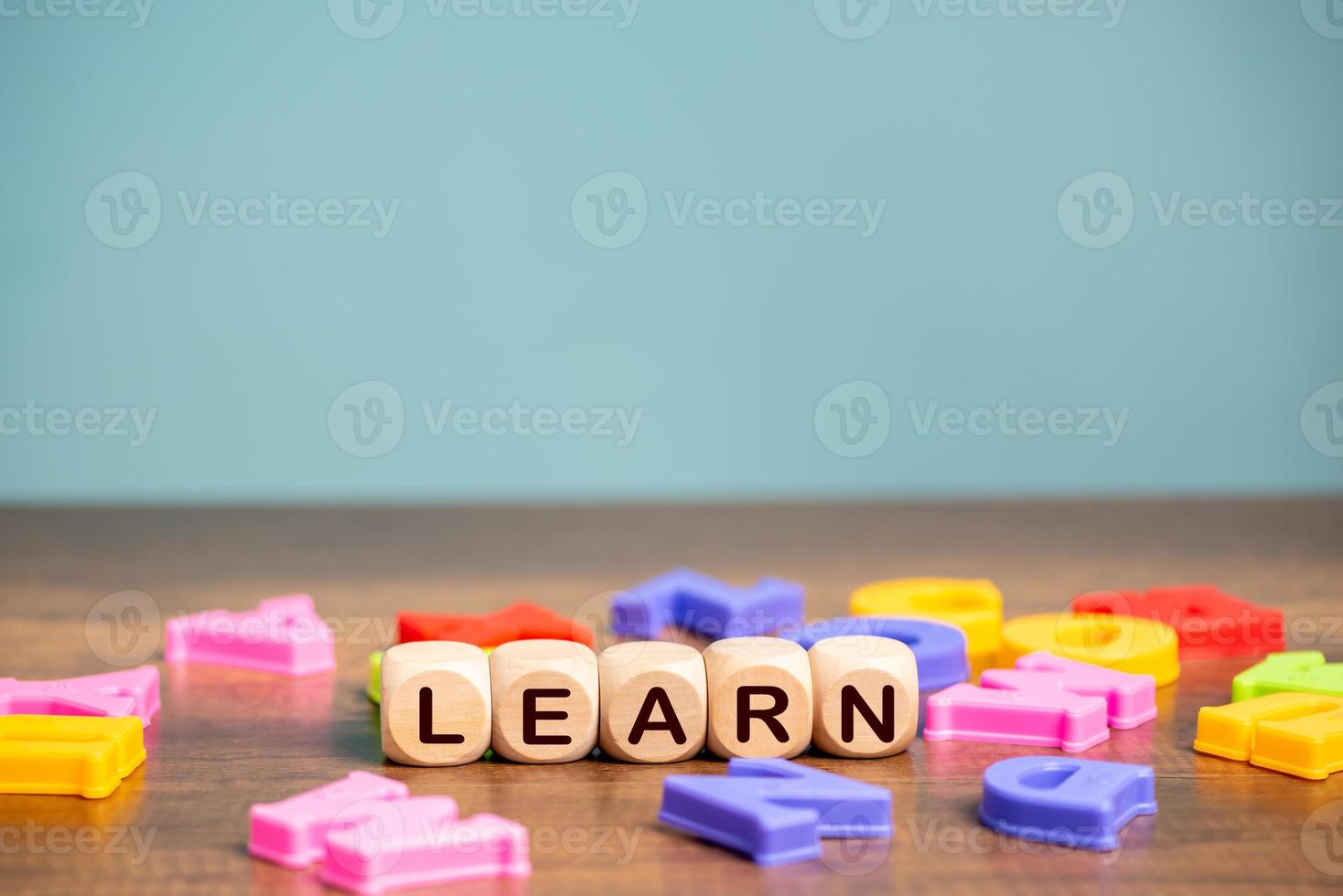 aprender cubo de palabras con fondo de alfabeto inglés, concepto de aprendizaje de idioma inglés. foto