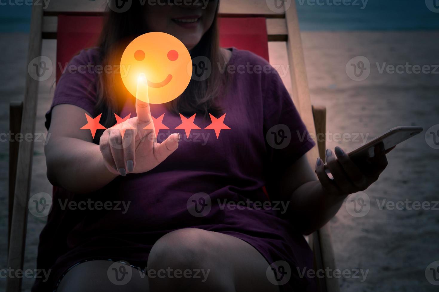 dedo de mujer tocando y marca de verificación en la cara de icono de calificación de cinco estrellas de satisfacción de sonrisa. foto