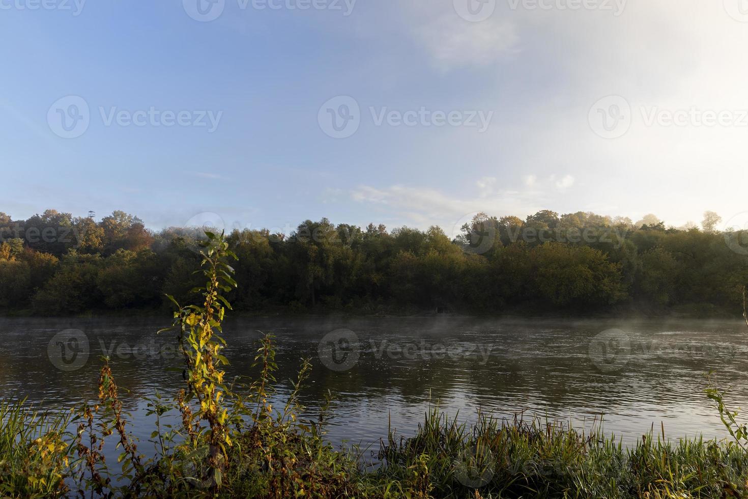 mañana de niebla en el río foto