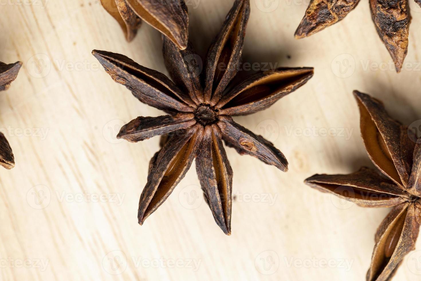 especias de anís seco en una tabla de madera foto