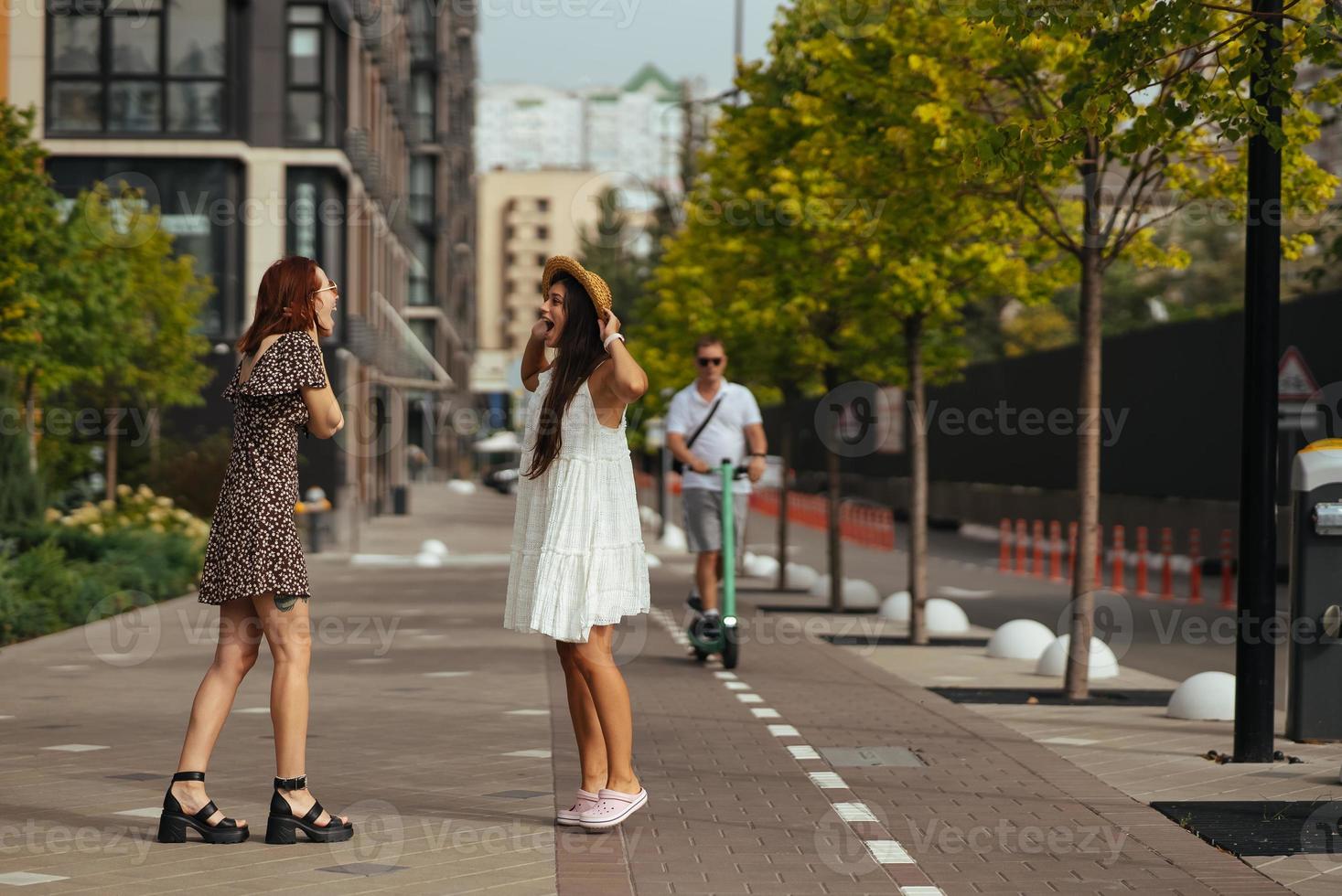 feliz encuentro de dos amigos abrazándose en la calle foto