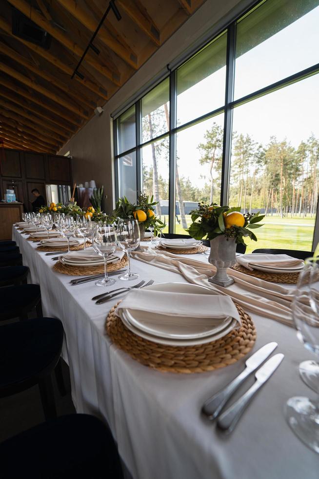 salón de banquetes de boda decorado en estilo clásico. foto