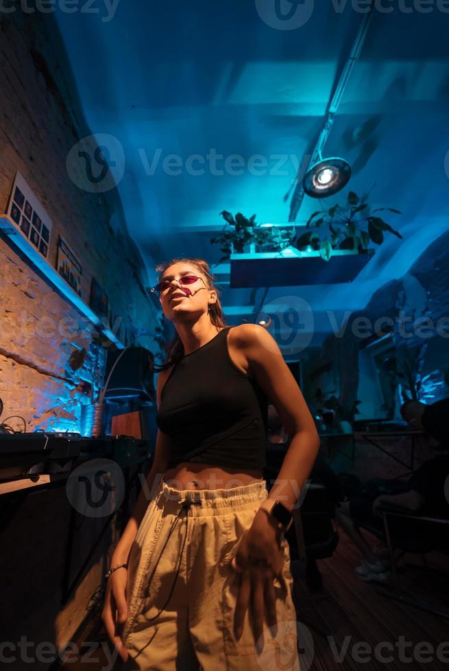 hermosa mujer dj bailando techno en un pequeño club foto