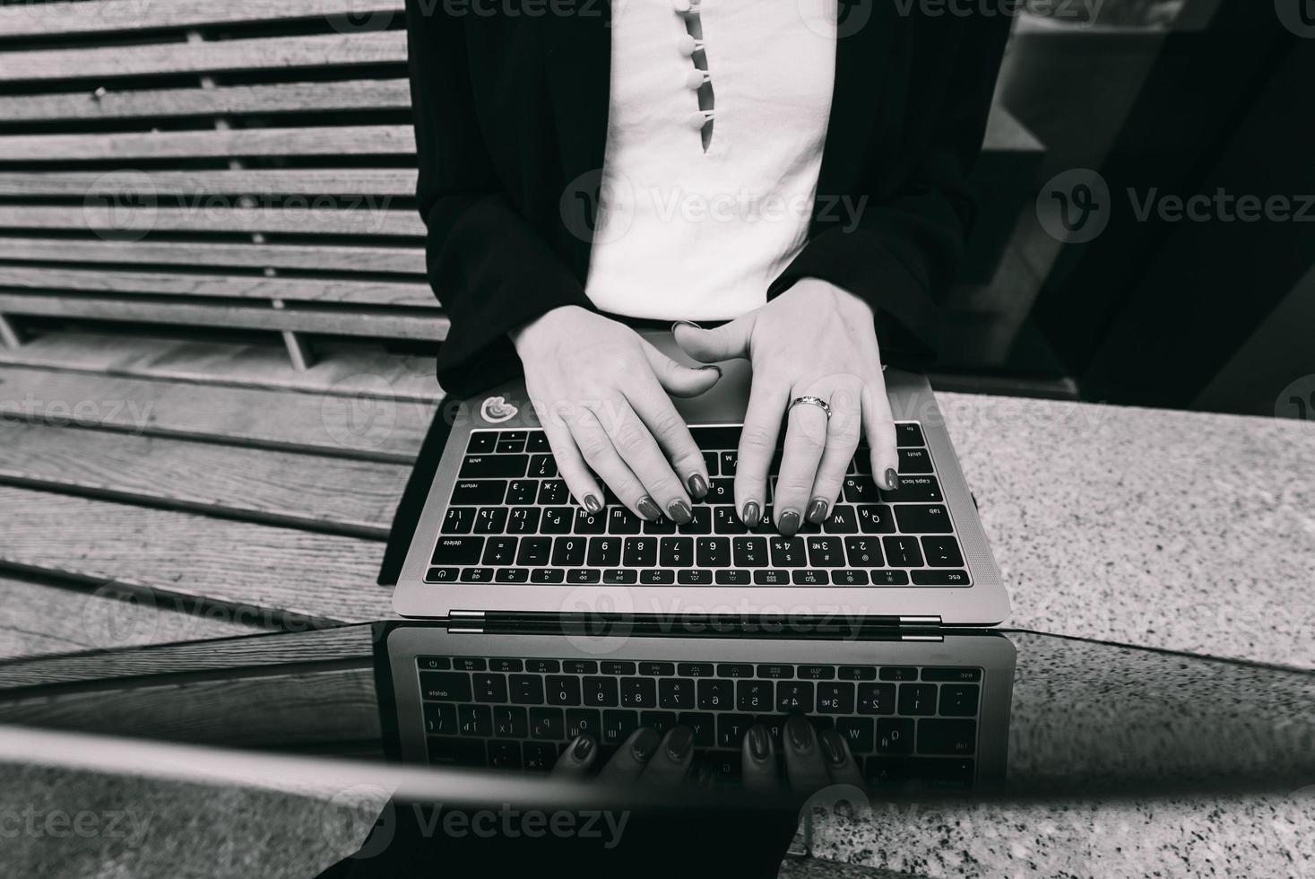 Cerrar imagen de manos de mujer escribiendo en la computadora portátil. foto