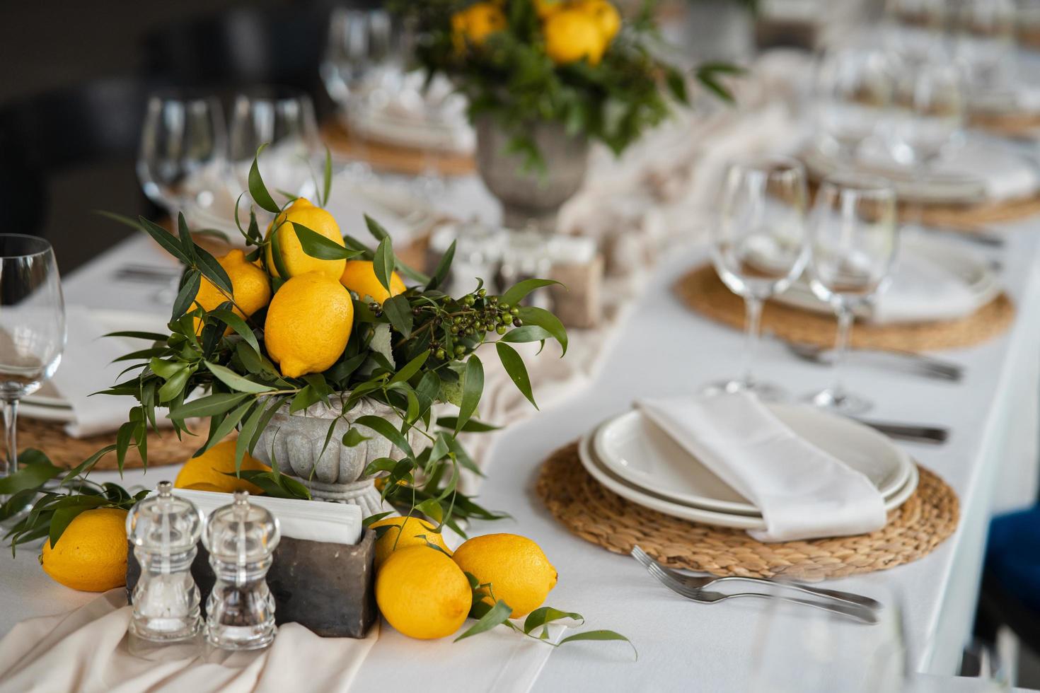 mesa festiva en la fiesta de bodas decorada con arreglos de limón foto