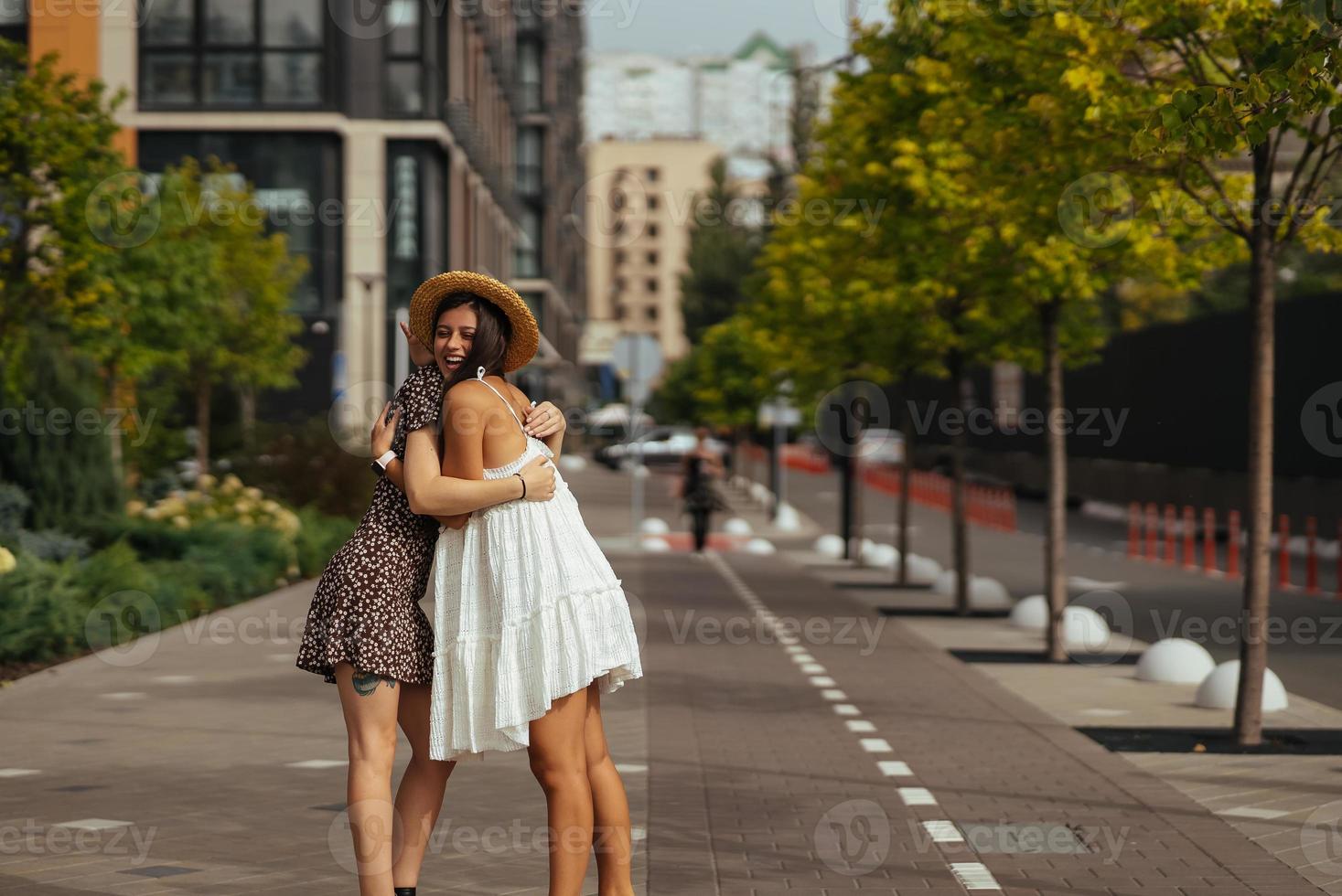 feliz encuentro de dos amigos abrazándose en la calle foto
