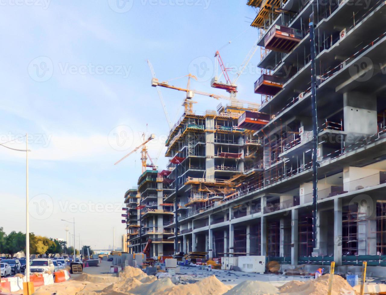 Dubai, Emiratos Árabes Unidos 25 de diciembre de 2018 sitio de construcción sobre fondo azul. horizonte, paisaje urbano. paisaje urbano. maquinaria de construcción sobre fondo azul cielo. Emiratos Árabes Unidos. foto