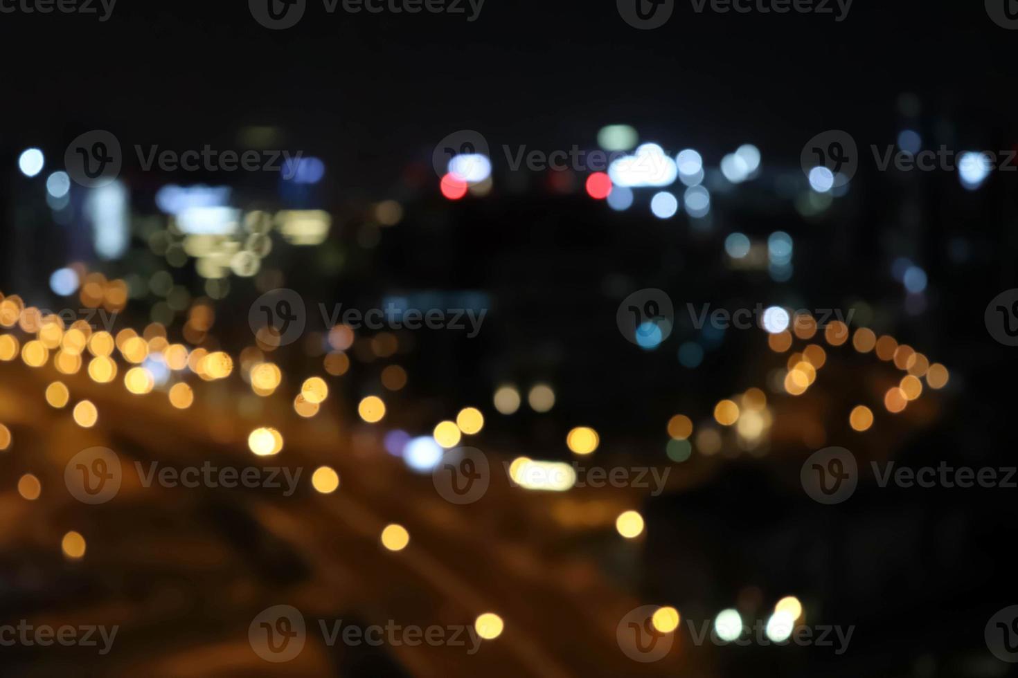 luces de la ciudad borrosas desenfoque bokeh. ciudad desenfoque de fondo bokeh. fondo de paisaje de ciudad negra. foto