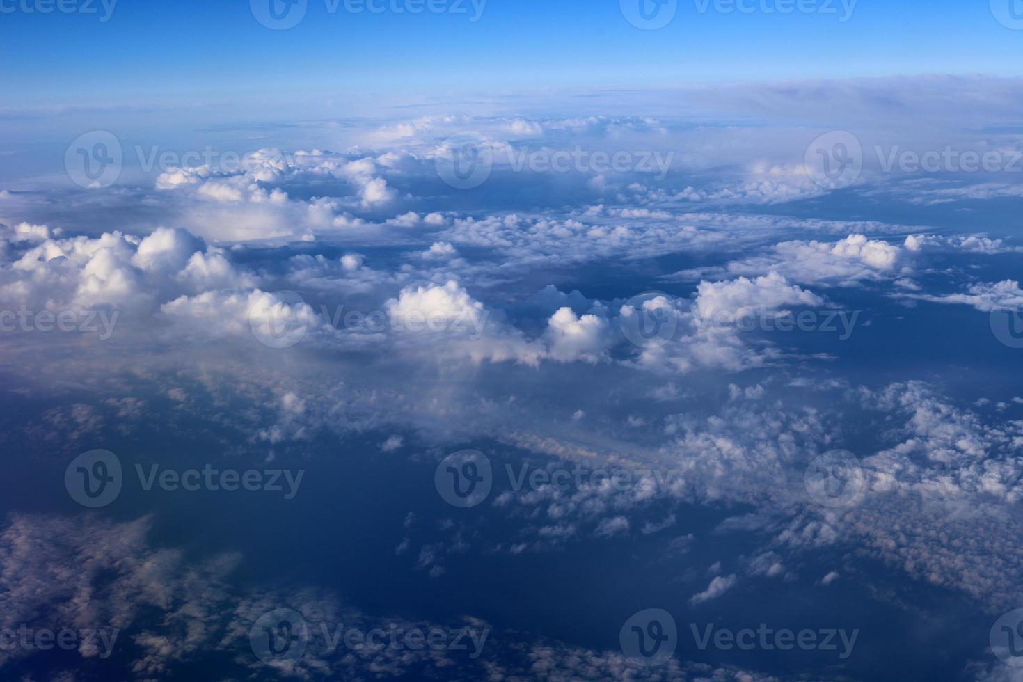 la tierra se ve a través del ojo de buey de un gran avión a reacción. foto