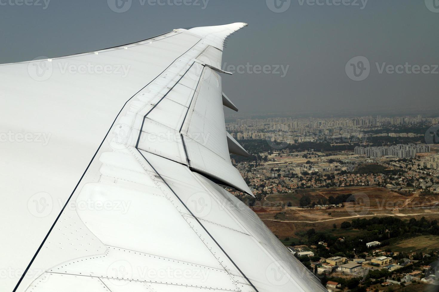 la tierra se ve a través del ojo de buey de un gran avión a reacción. foto