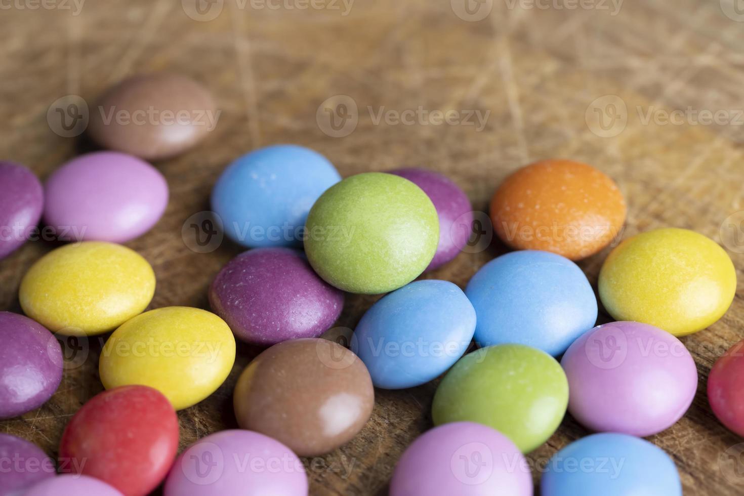 bombones multicolores con relleno de chocolate foto
