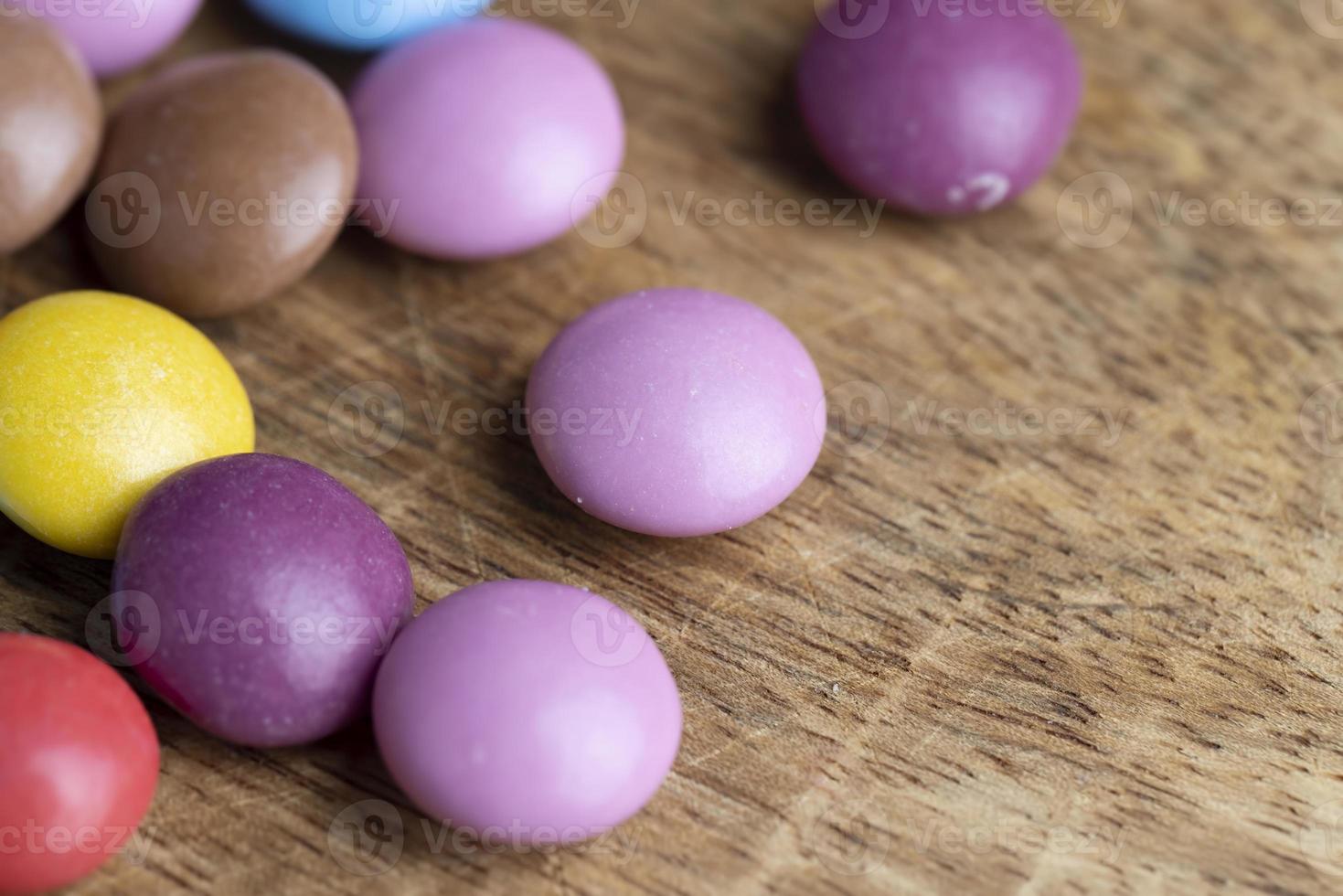 bombones multicolores con relleno de chocolate foto