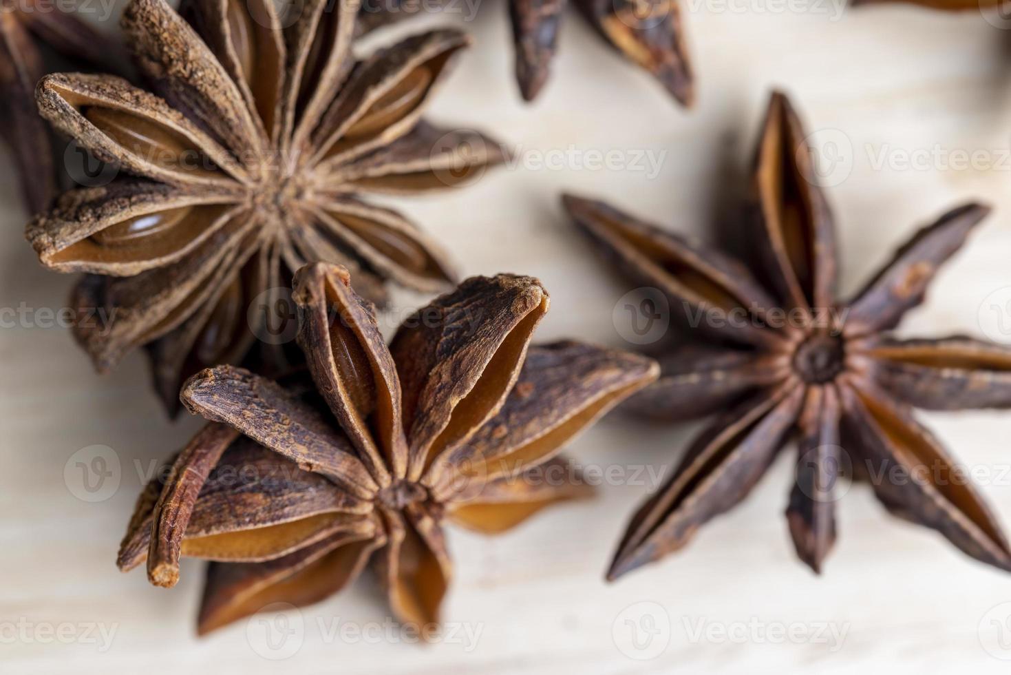 especias de anís seco en una tabla de madera foto