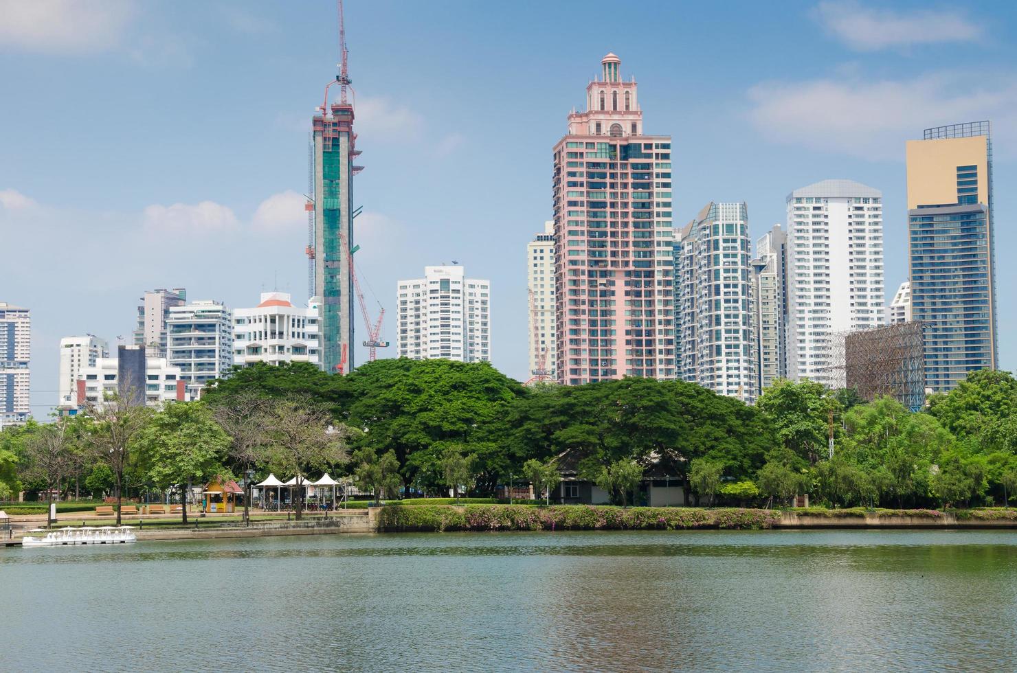 parque público en la ciudad de bangkok de tailandia foto