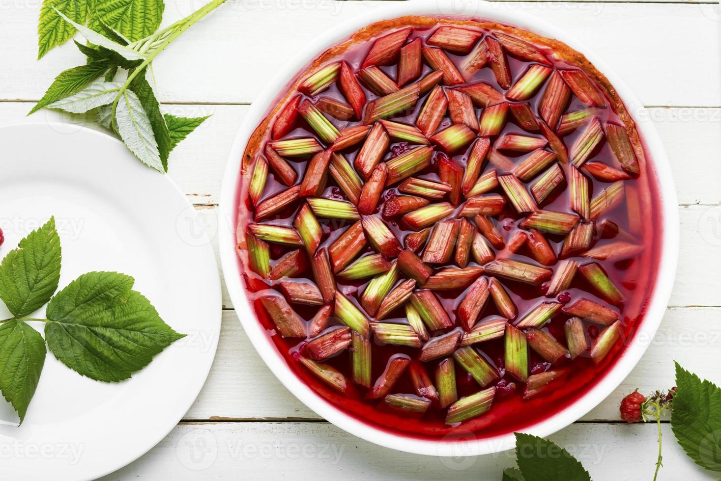 delicioso pastel con ruibarbo y frambuesas, tarta de ruibarbo foto