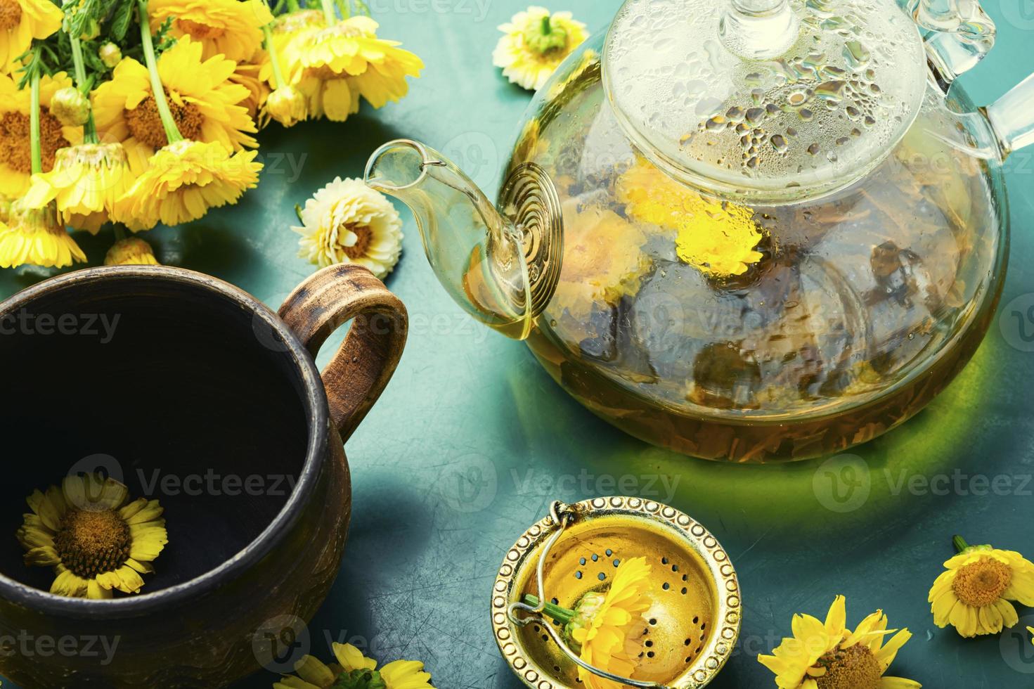 tetera de vidrio con té de flores, herboristería foto