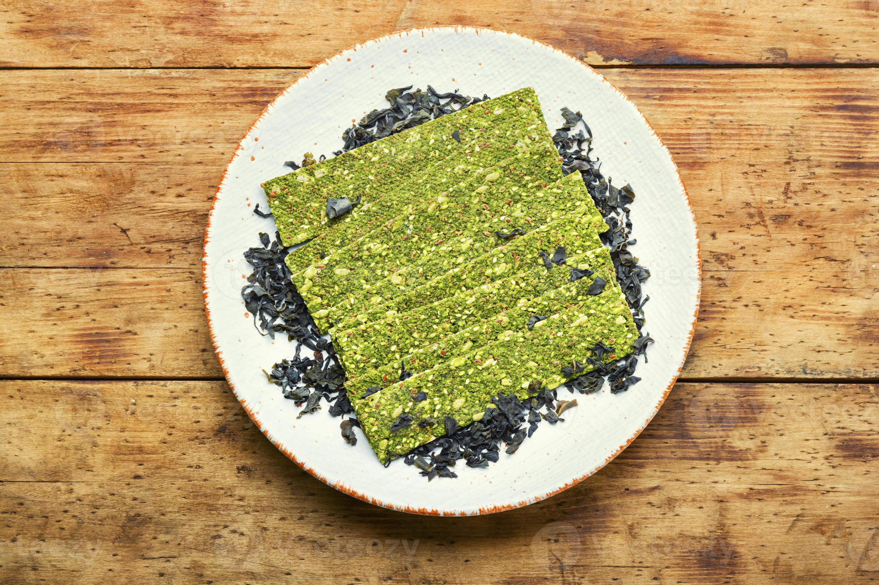 Kelp and spirulina chips, crispy seaweed 13665809 Stock Photo at Vecteezy