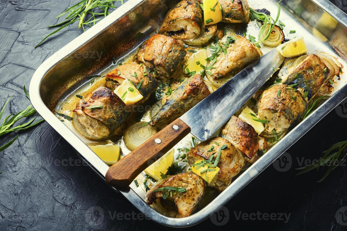 caballa al horno en rodajas sobre una almohada de cebolla foto