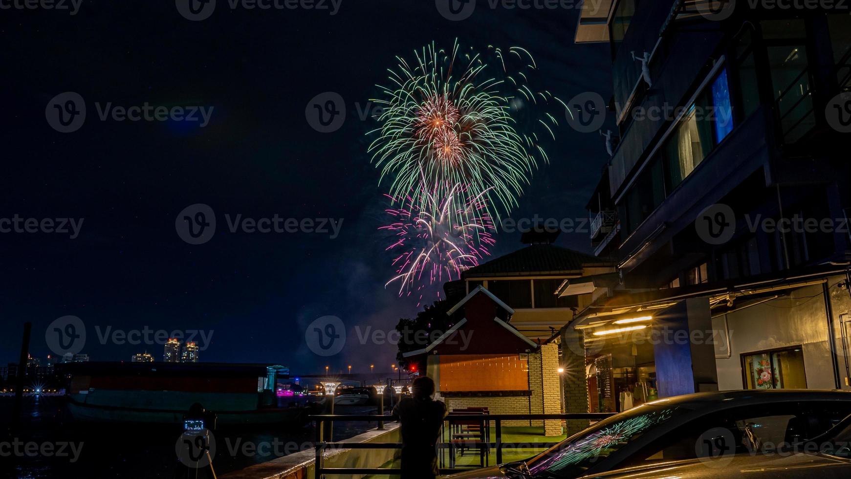 fuegos artificiales en el río en el cielo oscuro foto