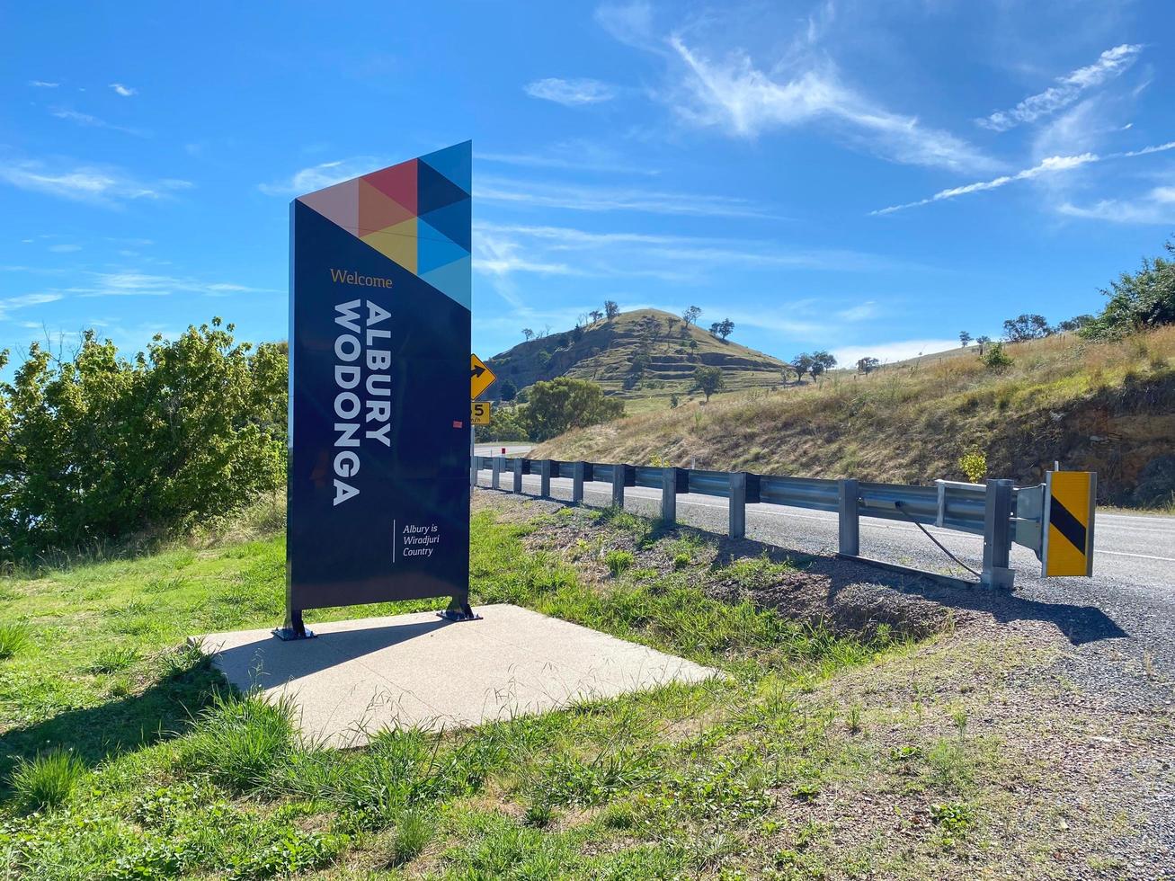 ALBURY, NEW SOUTH WALES, AUSTRALIA 2022 Welcome city sign Albury Wodonga near the freeway and green hills. photo