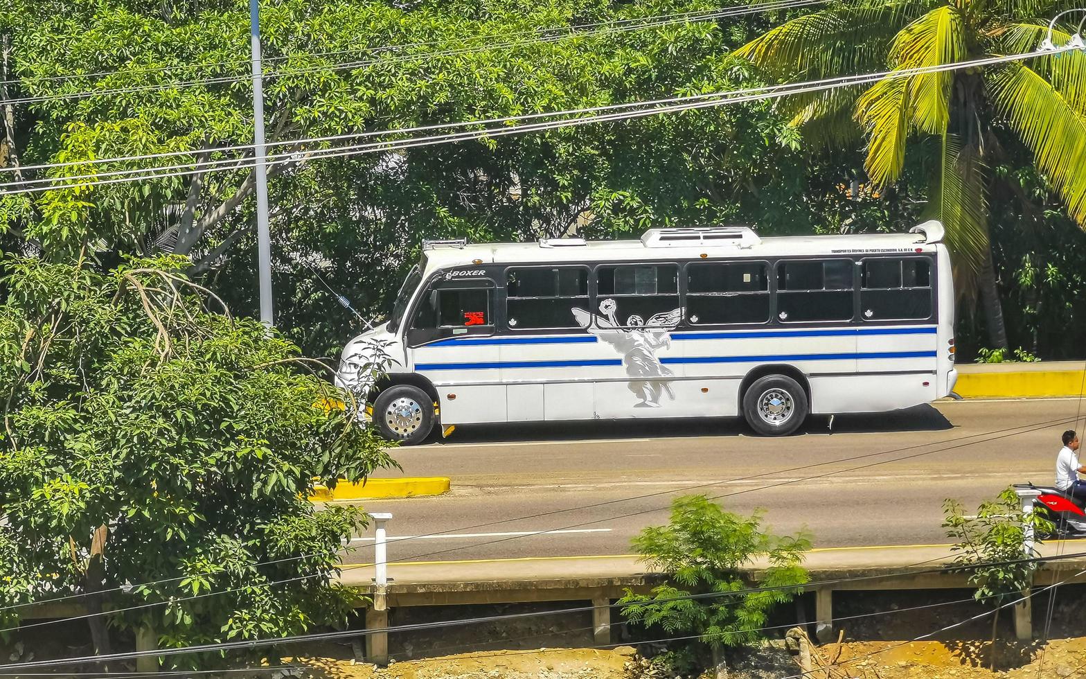 puerto escondido oaxaca mexico 2022 varios autobuses coloridos bus en puerto escondido mexico. foto