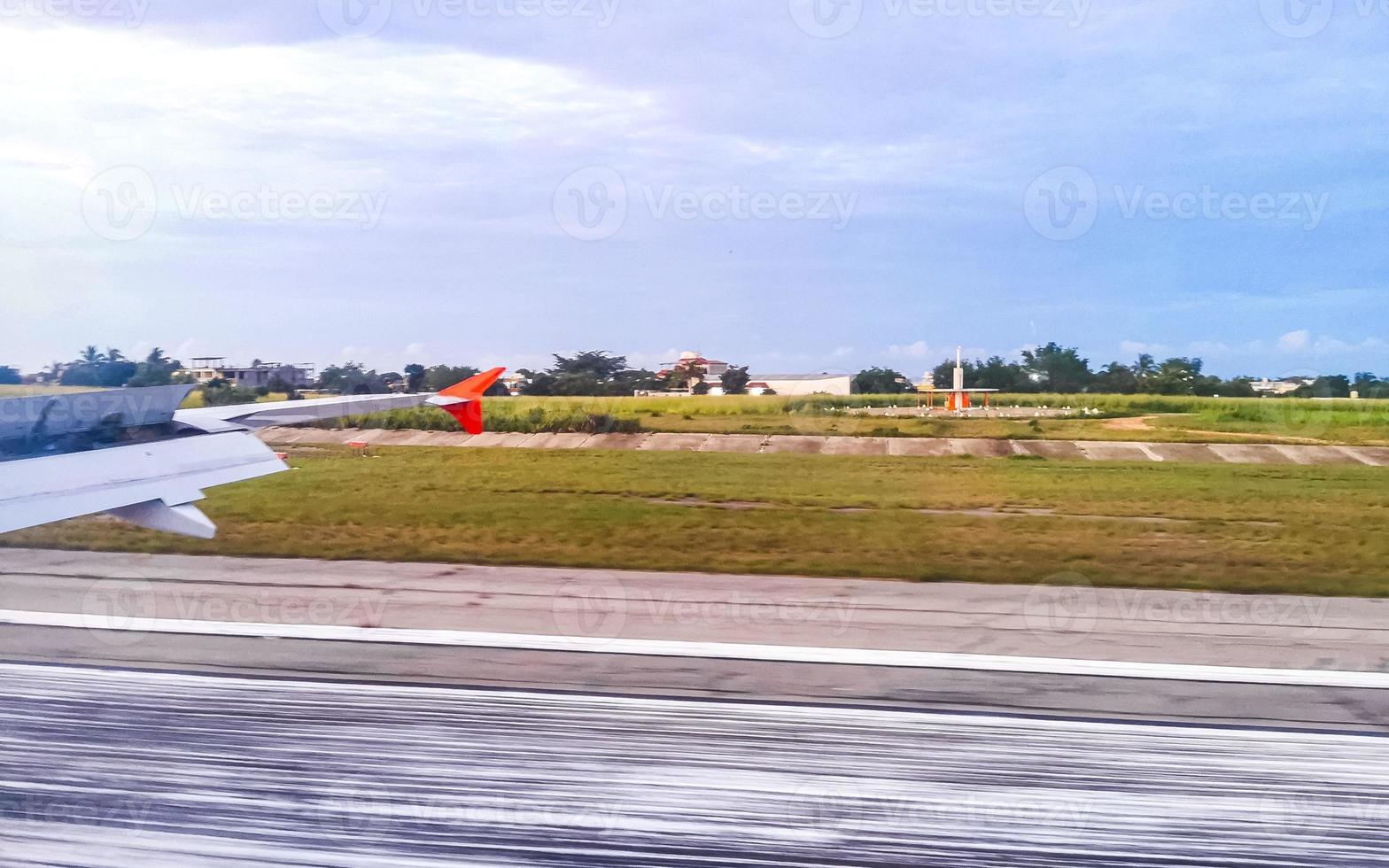 avión aterrizando en la costa puerto escondido vista desde la ventana méxico. foto