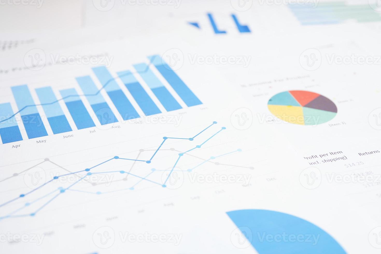 tablas de papel cuadriculado. desarrollo financiero, cuenta bancaria, estadísticas, economía de datos de investigación analítica de inversión, concepto de reunión de empresa de oficina de negocios de bolsa de valores. foto