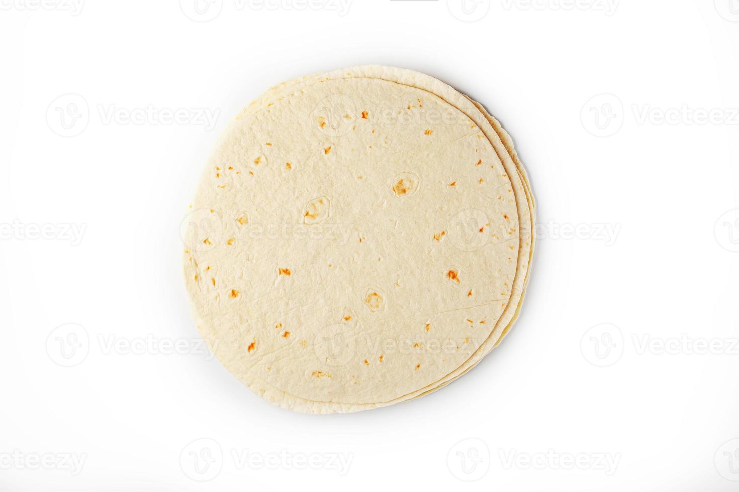 tortilla sobre un fondo blanco aislado. tortilla de maíz o simplemente tortilla es un tipo de pan delgado sin levadura hecho de maíz. foto