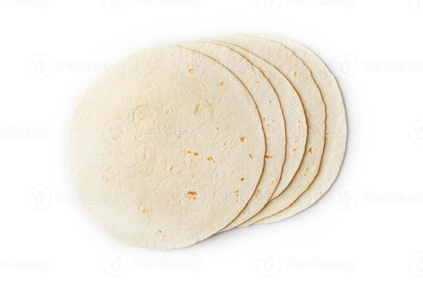 tortilla sobre un fondo blanco aislado. tortilla de maíz o simplemente tortilla es un tipo de pan delgado sin levadura hecho de maíz. foto