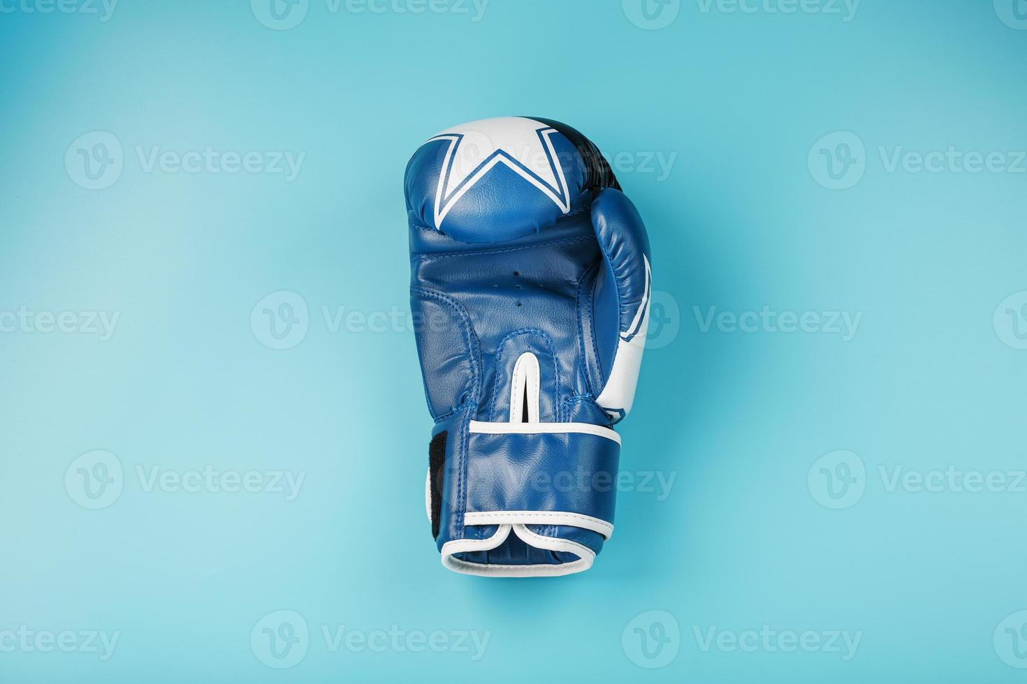 guante de boxeo azul sobre un fondo azul con espacio libre foto