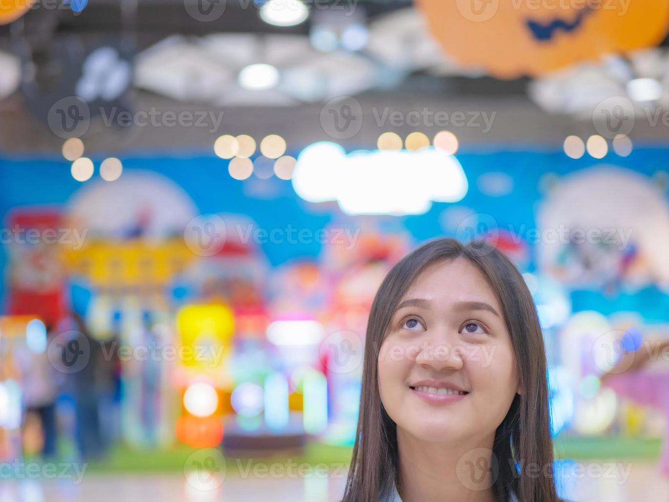 Taking photos of Asian girls head shot wearing jeans in a department store Pretending to be thinking about what you want to buy.