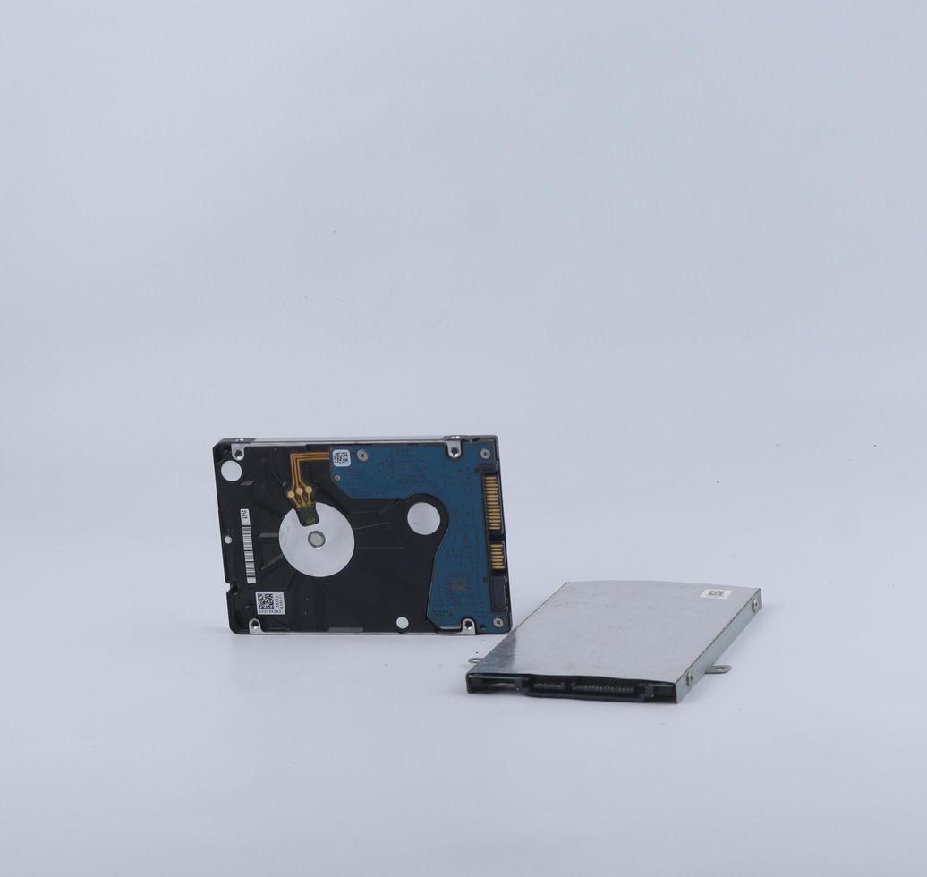 gorontalo-indonesia, octubre de 2022 - dos discos duros de portátiles rotos aislados un fondo Foto de stock en Vecteezy